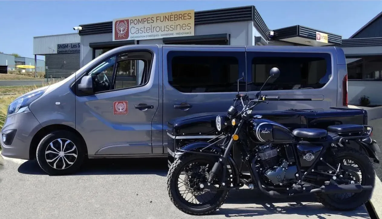 Fourgon et side-car funéraire devant l'agence Pompes Funèbres Castelroussines