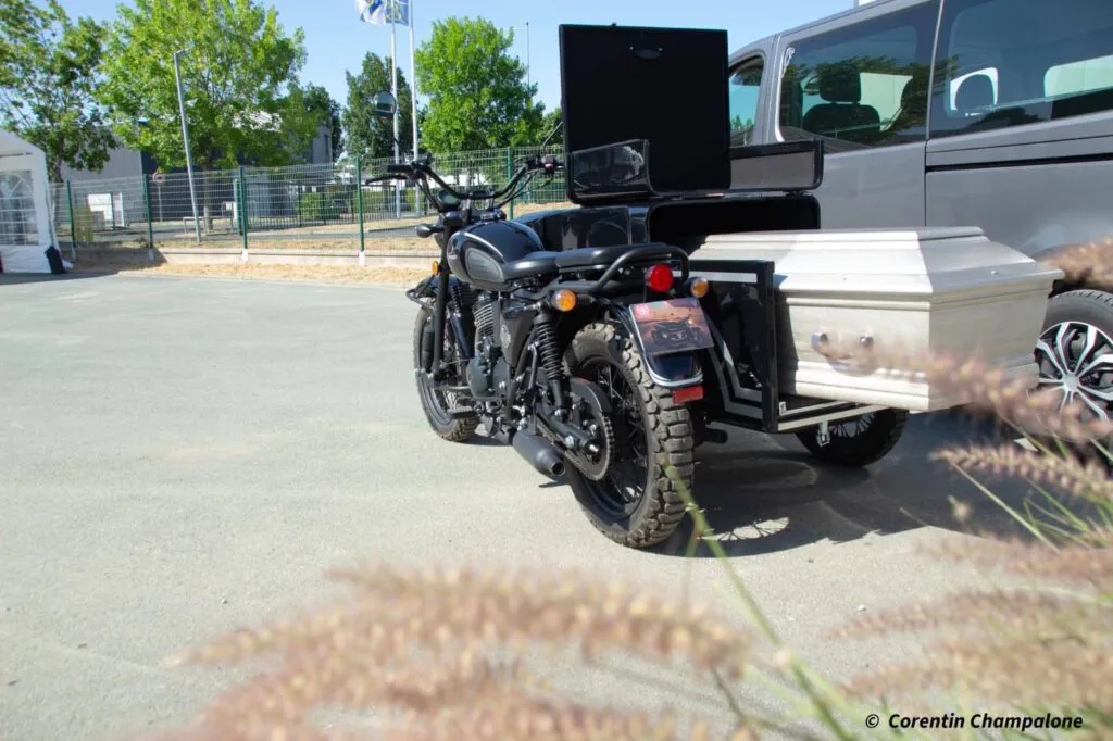 Side-car funéraire portant un cercueil pour transport d'obsèques original