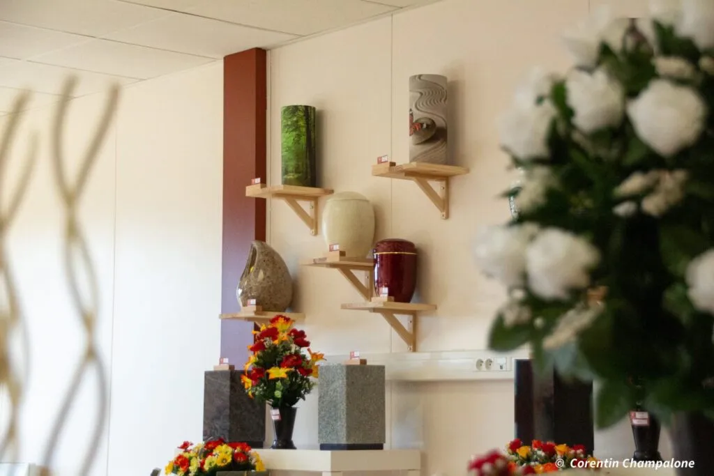 Présentoir d'urnes cinéraires et compositions florales en magasin