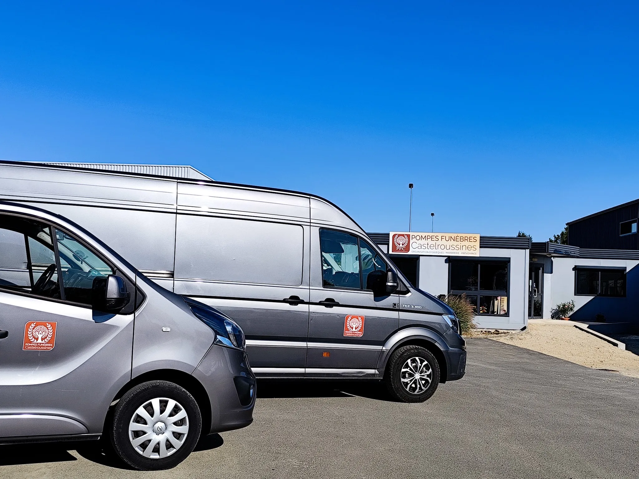 Véhicules et corbillards devant l'agence Pompes Funèbres Castelroussines