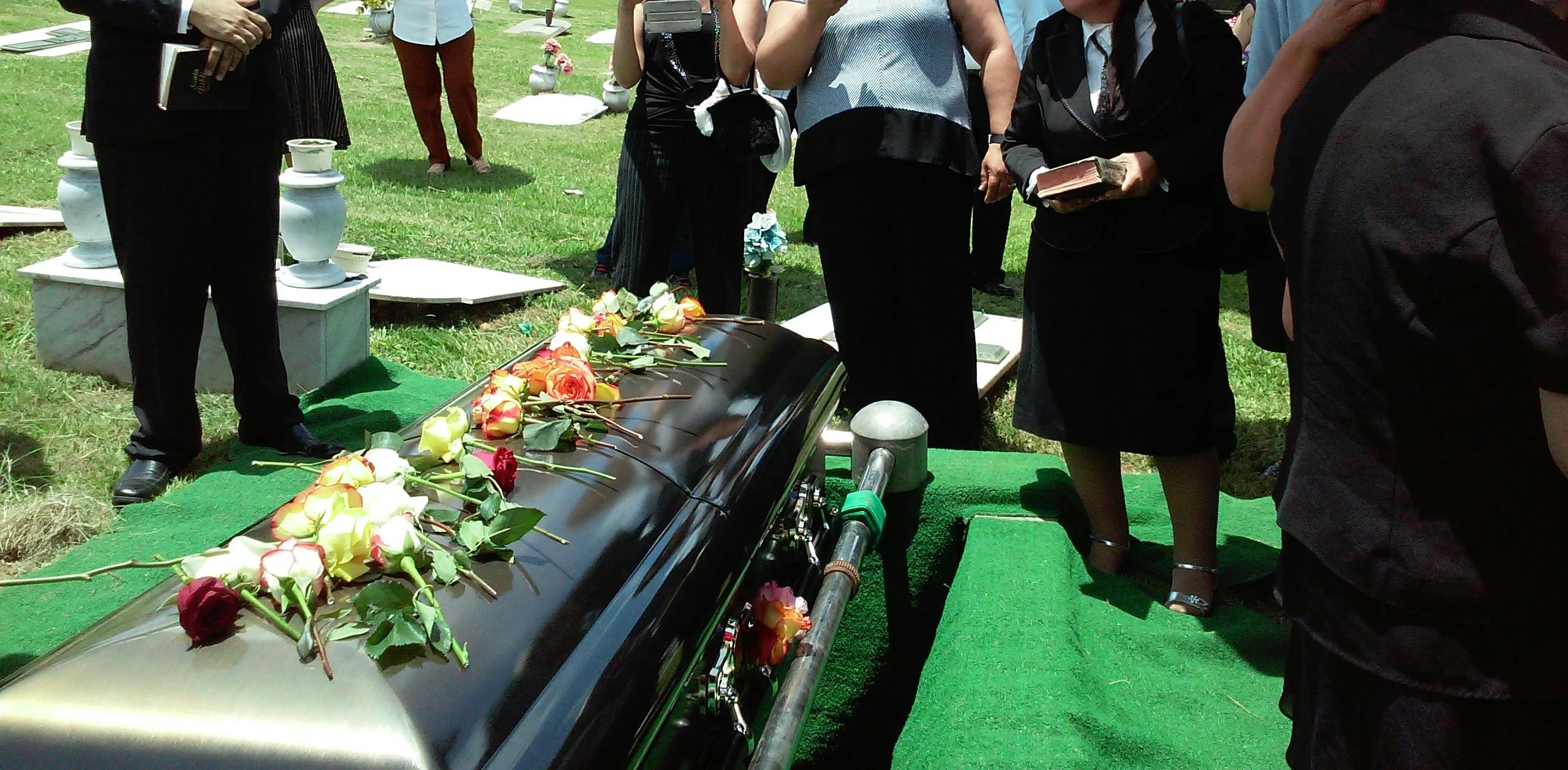 Cercueil déposé lors d'une cérémonie d’inhumation au cimetière
